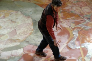 Federico Marchesi caminando sobre su obra