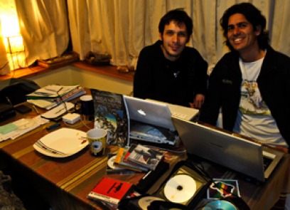 Con Daniel Gómez en el living de su casa en Bariloche.